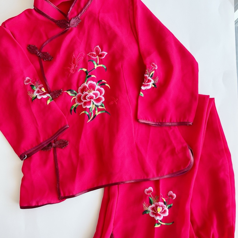 Traditional Chinese Outfit with Floral Embroidery